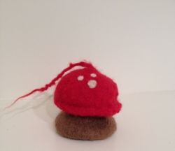 Toadstool Hideaway - red (agaric)