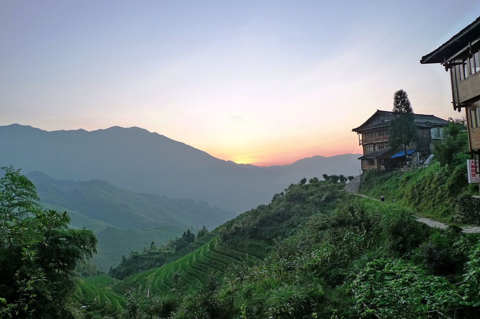 Then we passed by Mei Jing Lou (美景楼) or Beautiful Scenery Inn. This could be a nice place to stay as it faces the rice terraces.