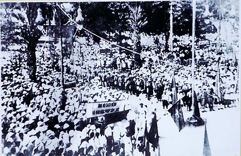 Nhân dân Sài Gòn nổi dậy giành chính quyền ngày 25 tháng 8 năm 1945. 