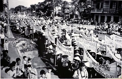 Công nhân, phụ nữ, trẻ em Sài Gòn tham gia mittinh, biểu tình chống Mỹ trong ngày 1 tháng 5 năm 1966.