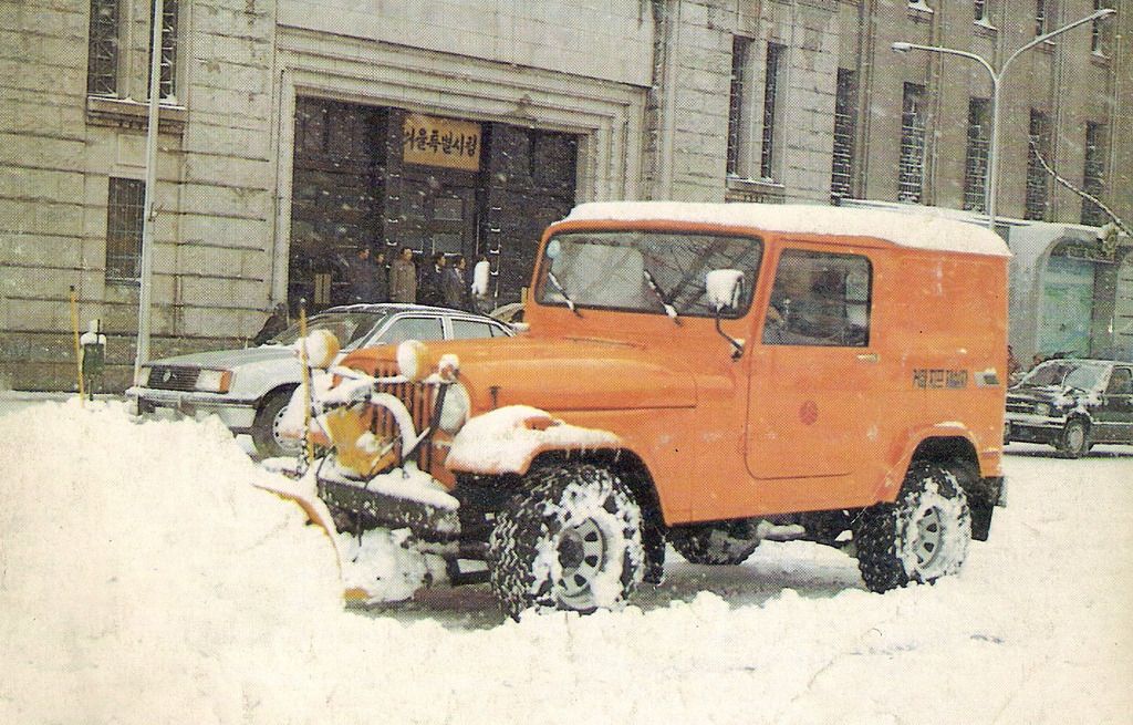 http://i902.photobucket.com/albums/ac229/rjluna2/ssangyong/korando/1981/19810900_jeep_snow_zps82luzya5.jpg